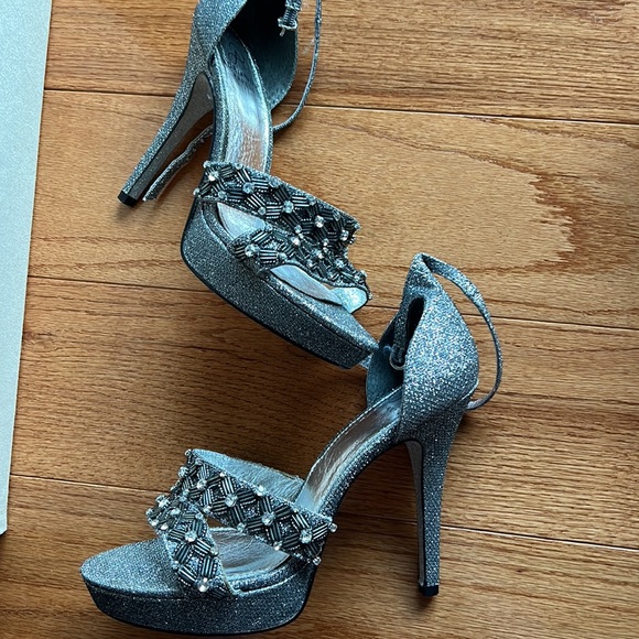 Adrianna Papell silver heels - Picture 2 of 3